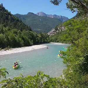https://les-acacias.hotels-rhonealpes.com